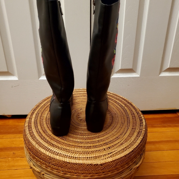 Black leather embroidered walking boots - Picture 4 of 7